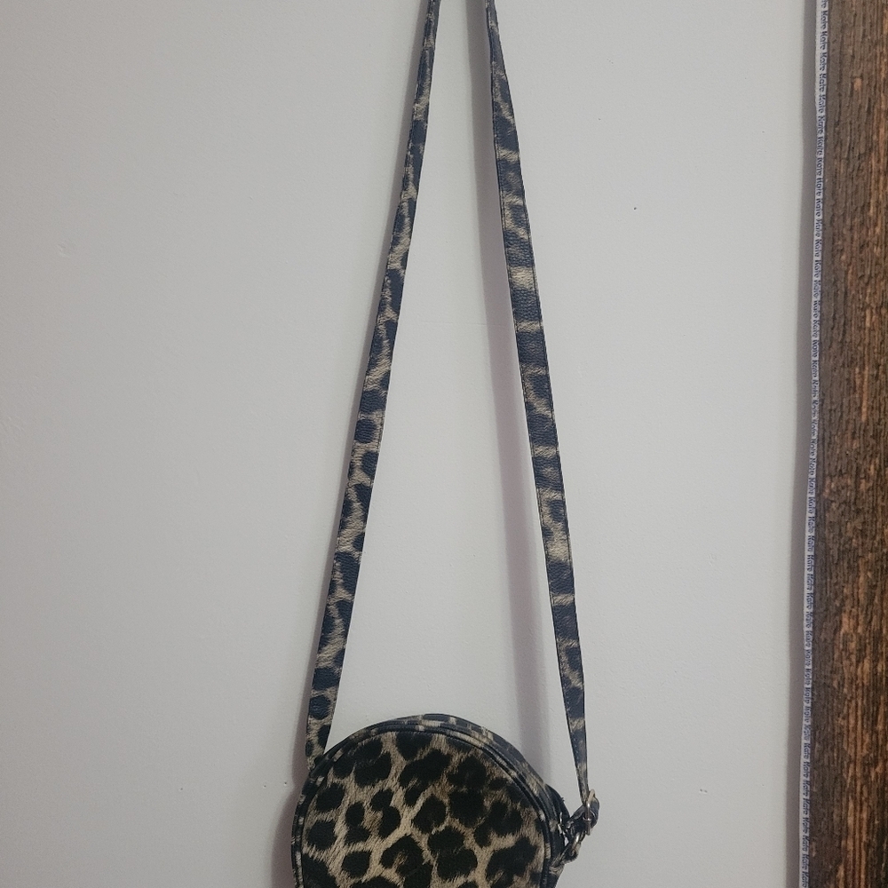 NWOT- Circle cheetah crossbody purse - Picture 2 of 3